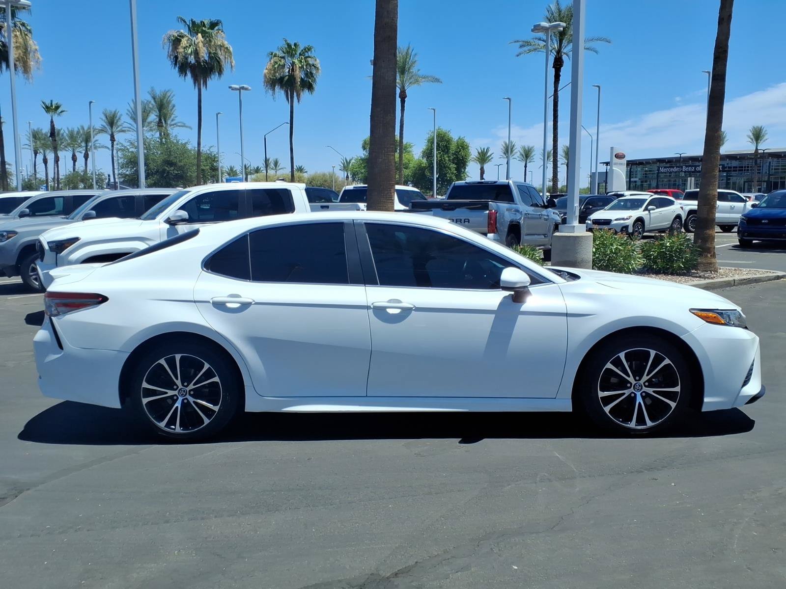 Used 2018 Toyota Camry SE FWD image 3