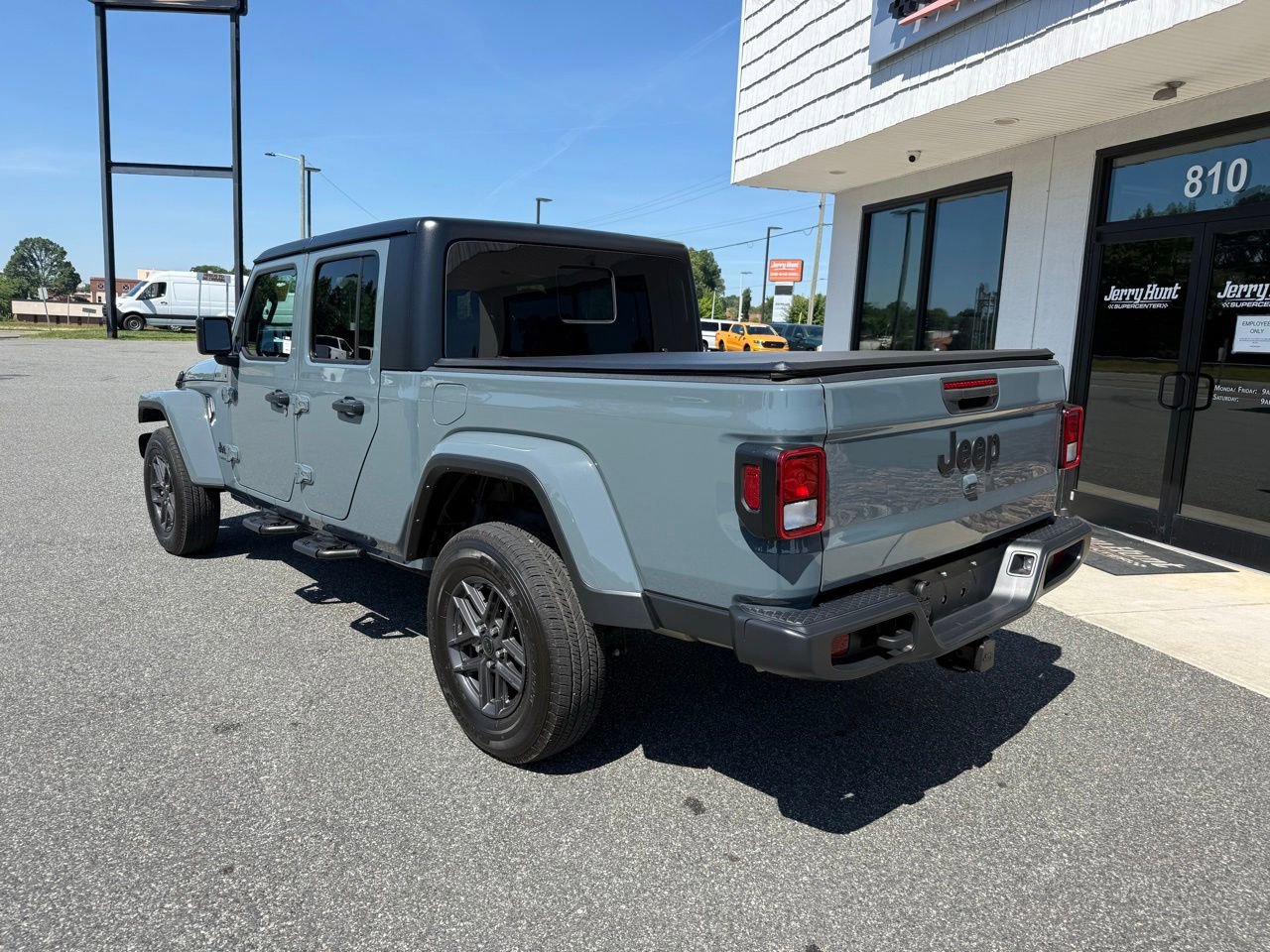 Used 2024 Jeep Gladiator Sport AWD/4WD image 6