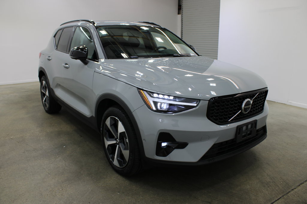 Used 2026 Volvo XC40 B5 Plus AWD/4WD image 6