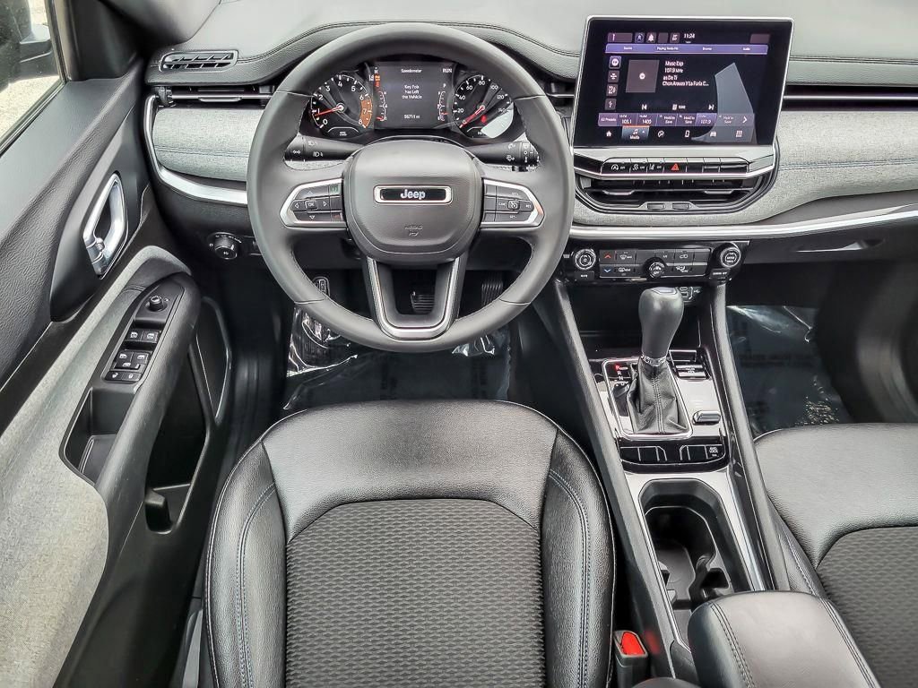 Used 2024 Jeep Compass Latitude image 10