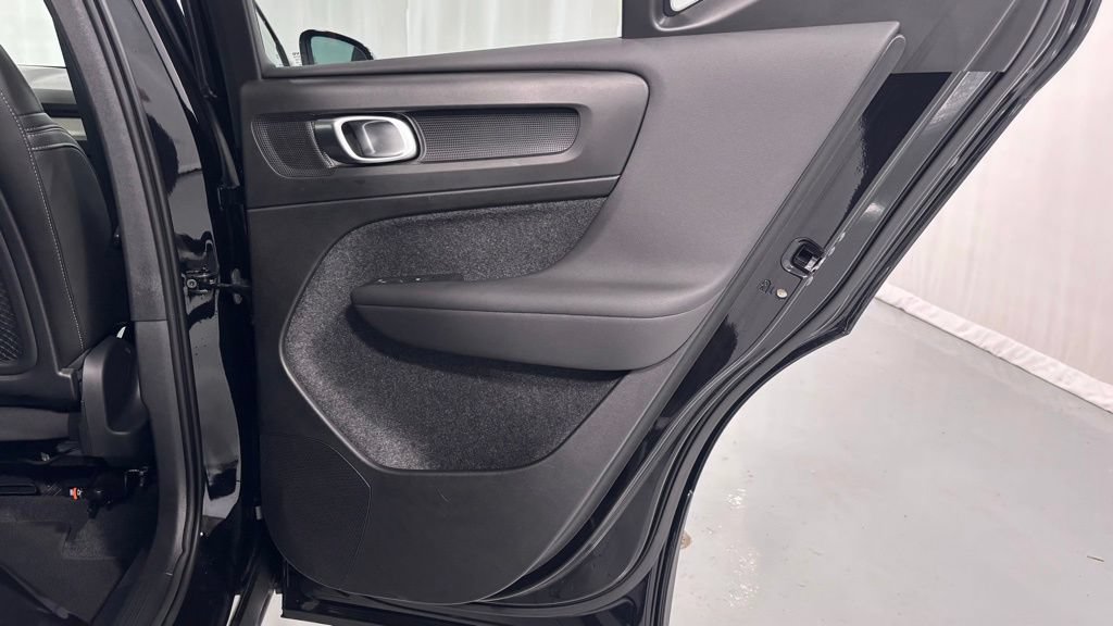 Certified 2025 Volvo XC40 B5 Plus AWD/4WD image 27