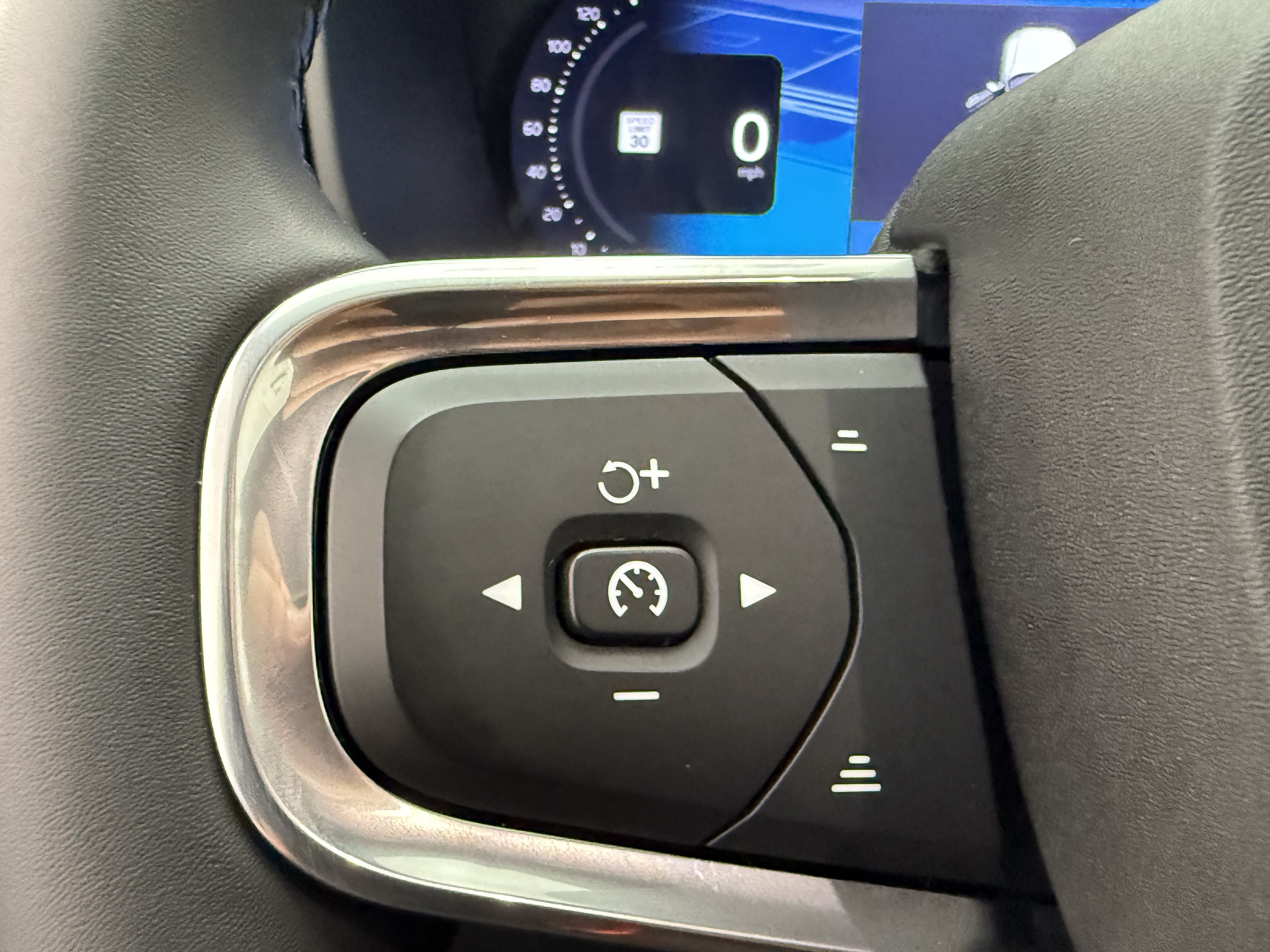 Certified 2025 Volvo XC40 B5 Ultra AWD/4WD image 17