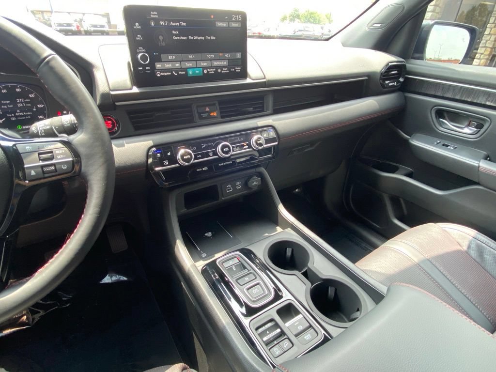 Used 2025 Honda Pilot Black Edition image 29