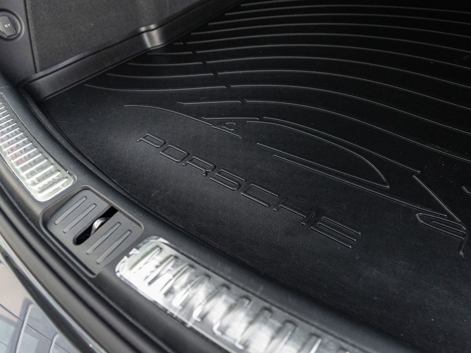 Certified 2025 Porsche Macan AWD/4WD image 27
