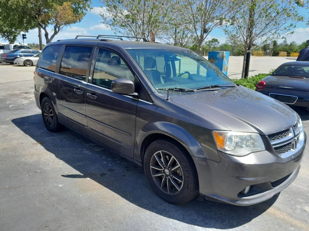 Used 2017 Dodge Grand Caravan SXT image 1