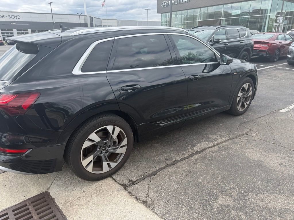 Used 2022 Audi e-tron Premium Plus AWD/4WD image 4