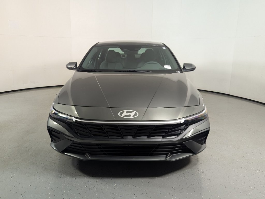 Certified 2026 Hyundai Elantra SE FWD image 2
