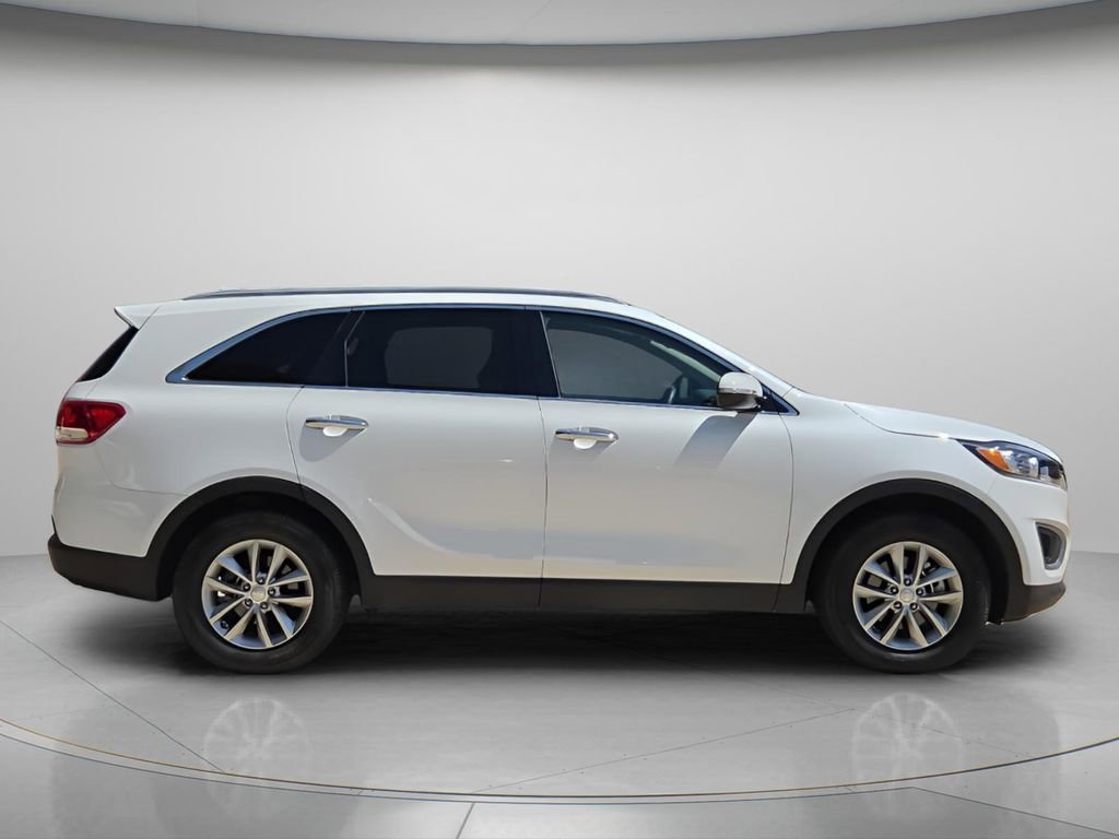 Used 2016 Kia Sorento LX w/ LX Convenience Package image 8