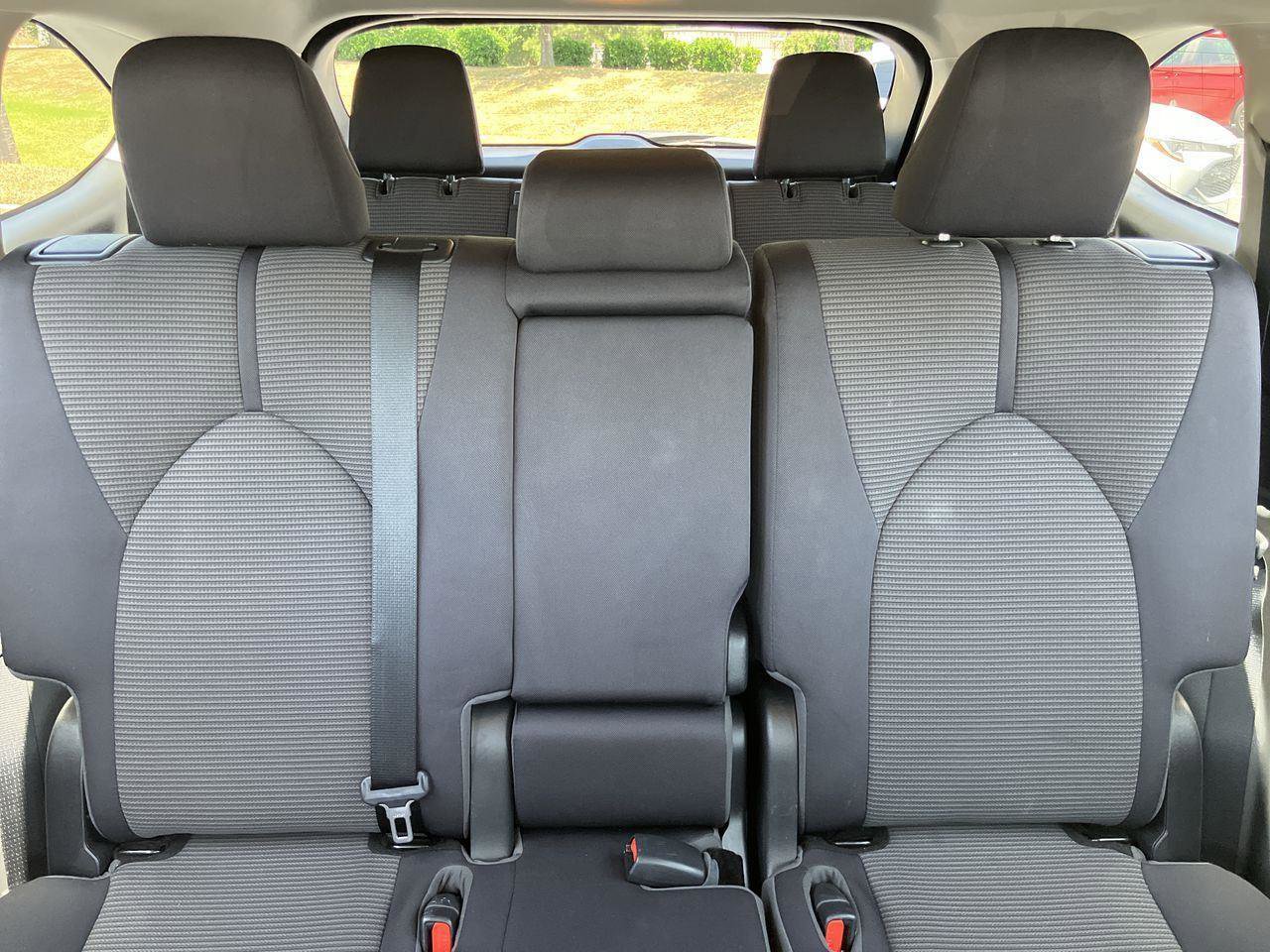 Used 2022 Toyota Highlander LE AWD/4WD image 33
