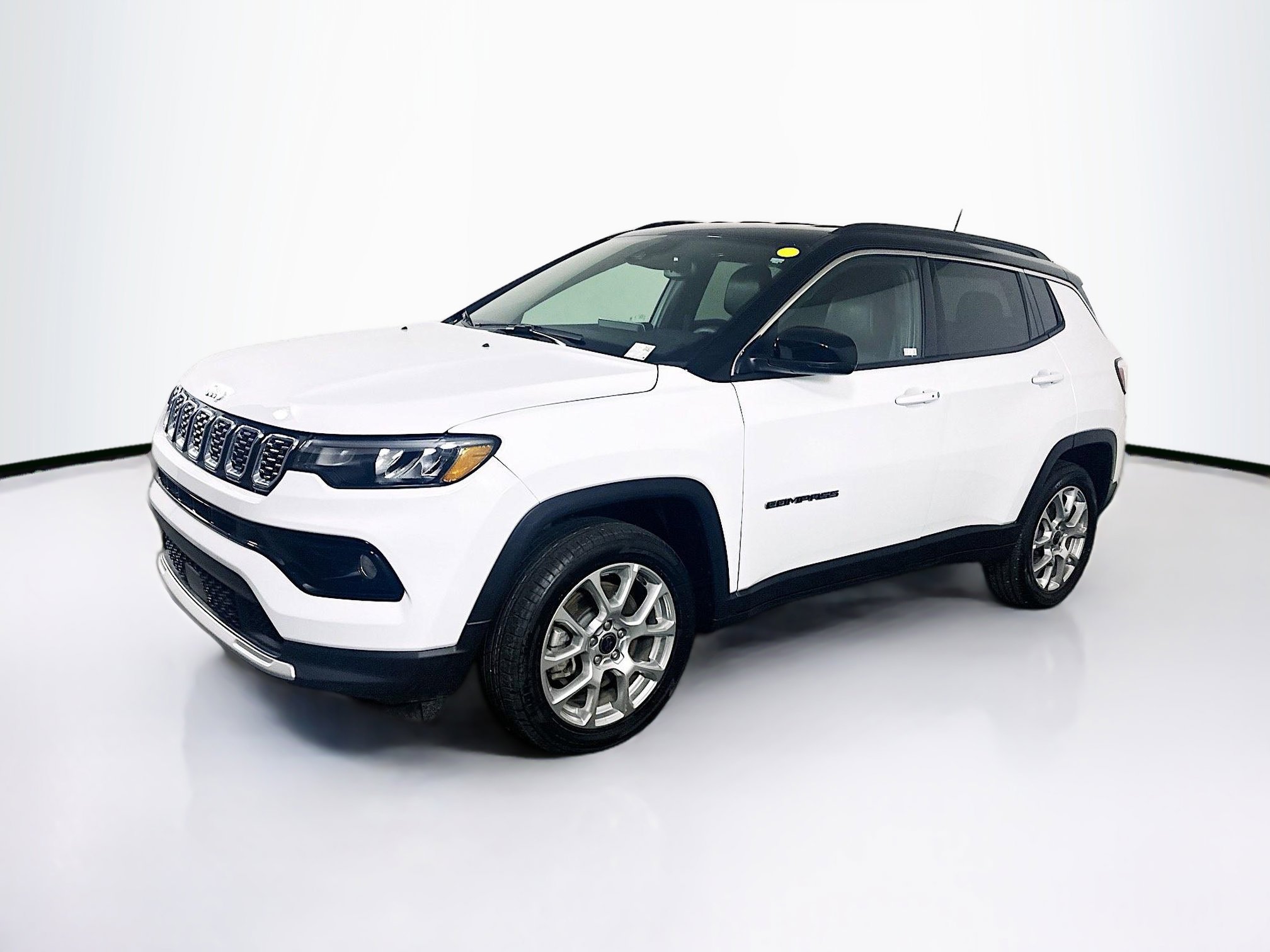 Used 2025 Jeep Compass Limited image 3