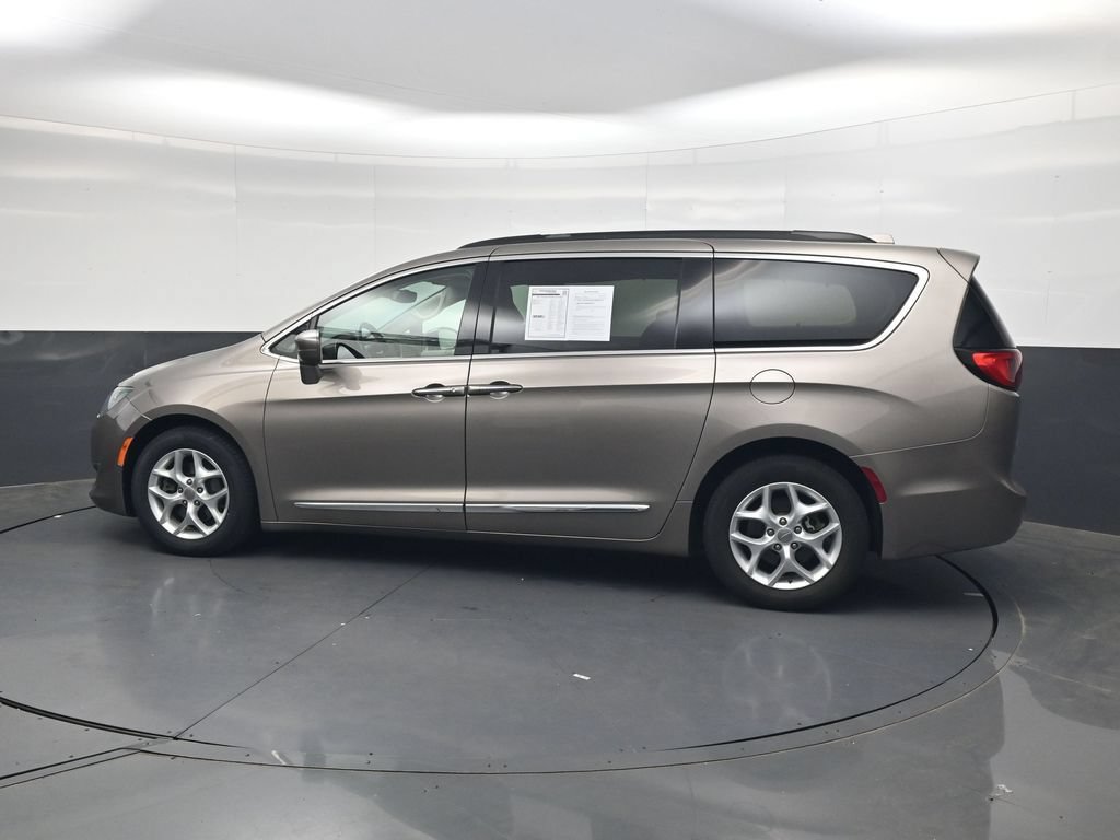 Used 2017 Chrysler Pacifica Touring-L w/ Tire & Wheel Group FWD image 12
