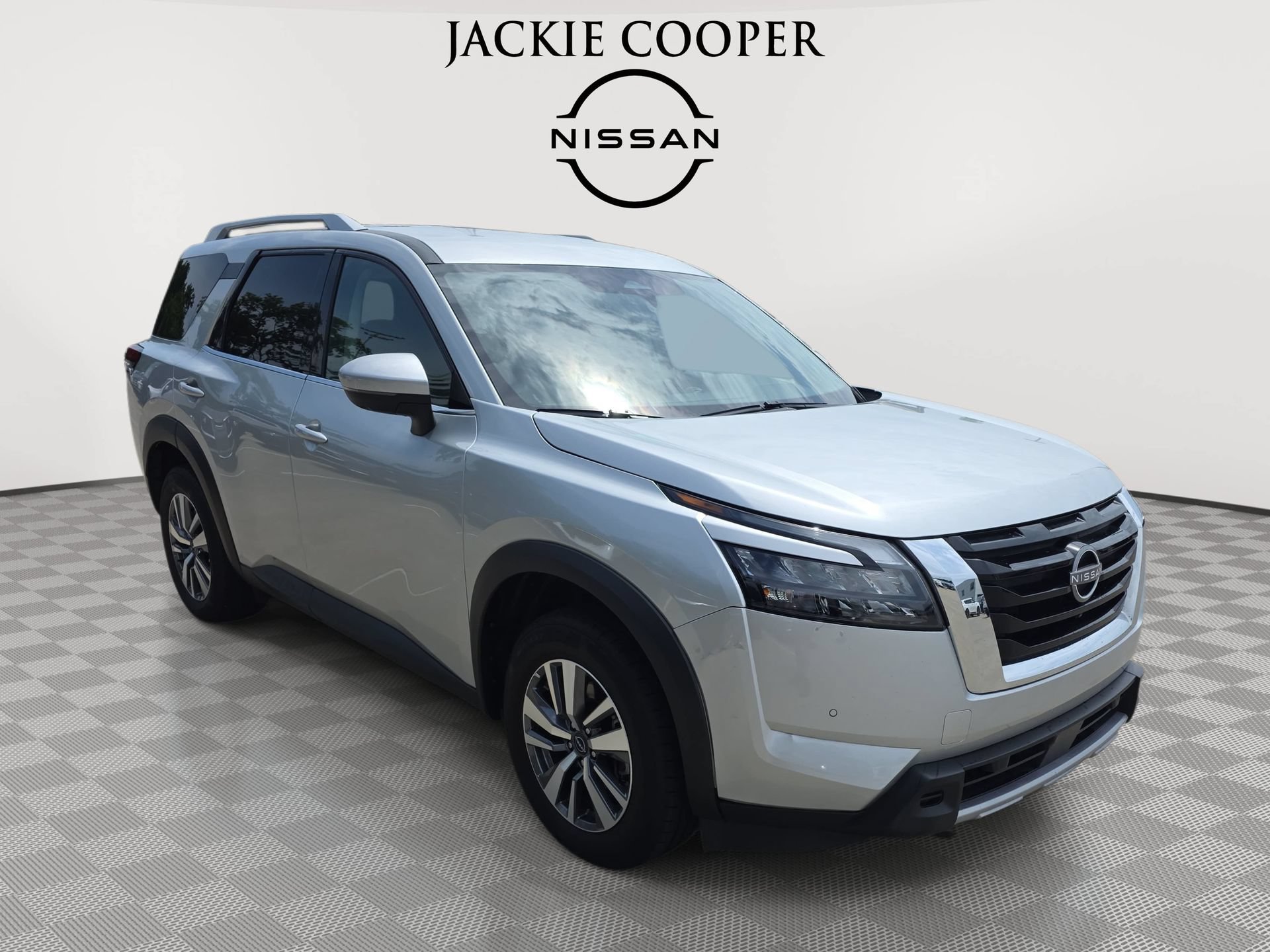 Used 2025 Nissan Pathfinder SL FWD image 3