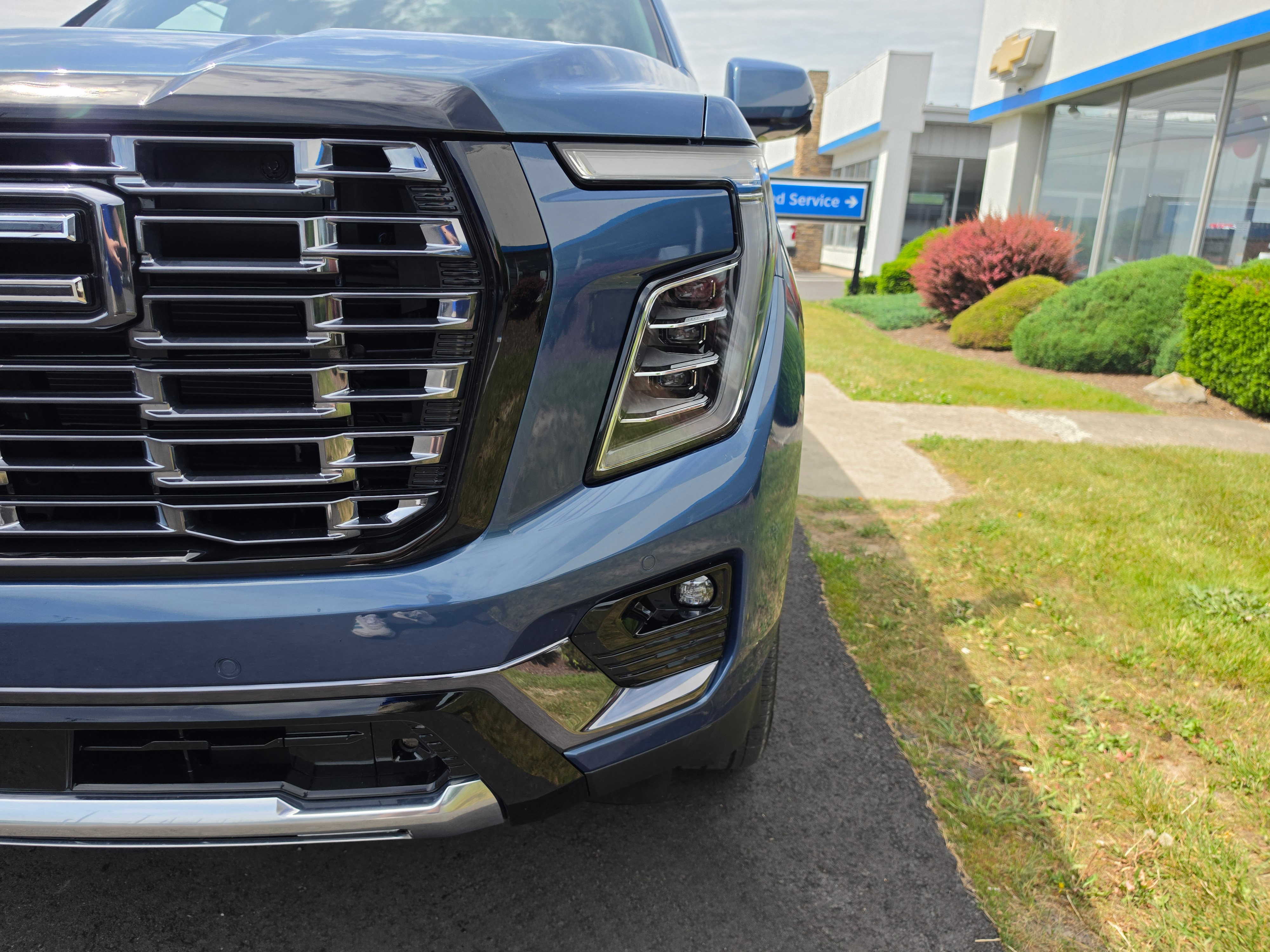 Used 2025 GMC Yukon Denali Ultimate AWD/4WD image 10