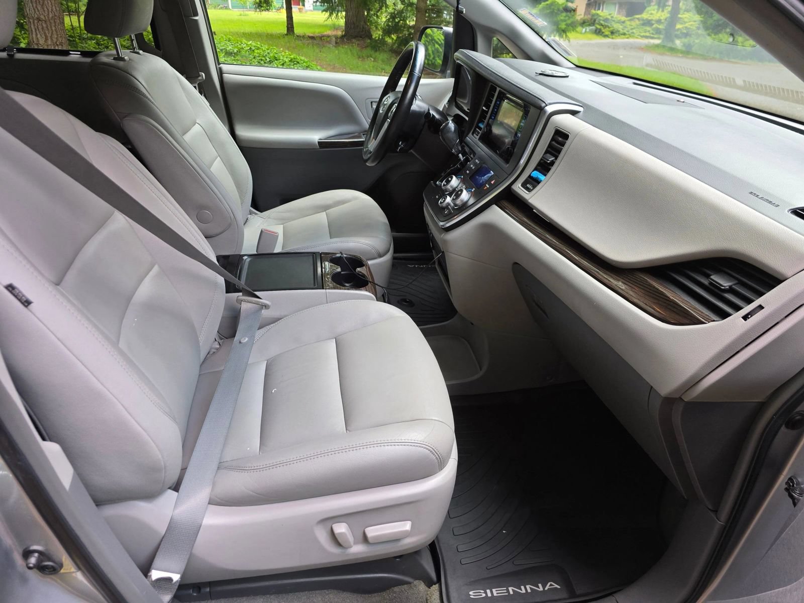 Used 2015 Toyota Sienna XLE w/ XLE Navigation Package FWD image 12