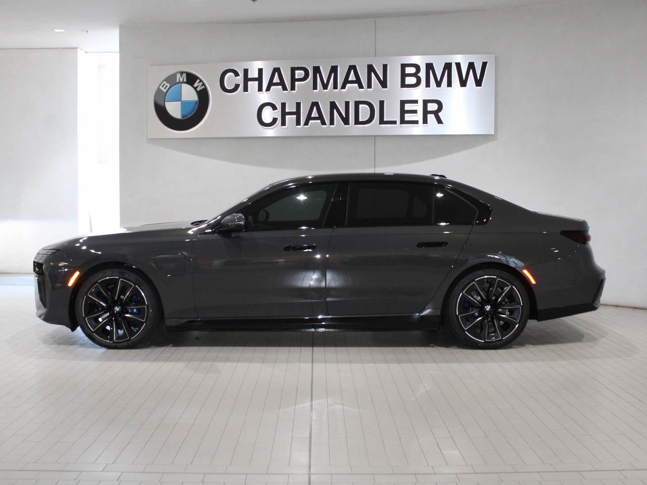 Used 2026 BMW 750e xDrive AWD/4WD image 3