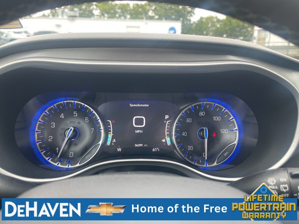 Used 2025 Chrysler Pacifica Select FWD image 12