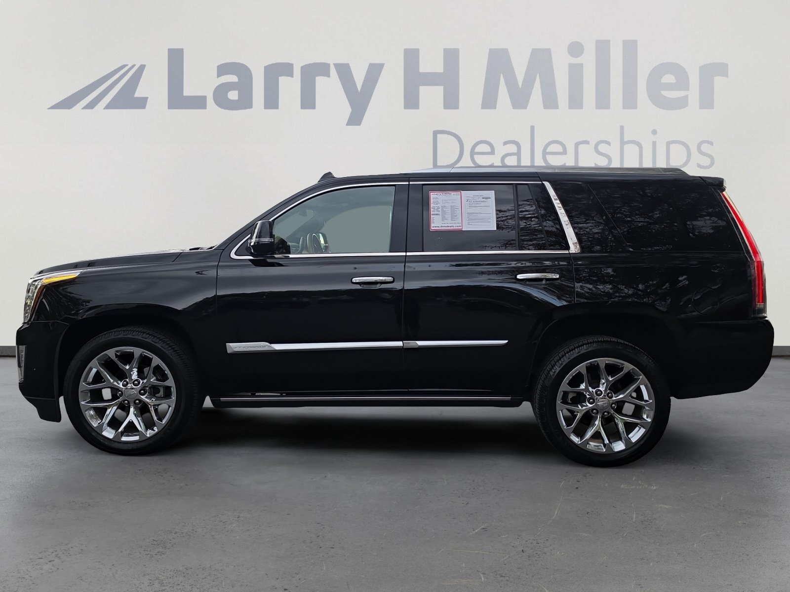 Used 2017 Cadillac Escalade Platinum AWD/4WD image 2