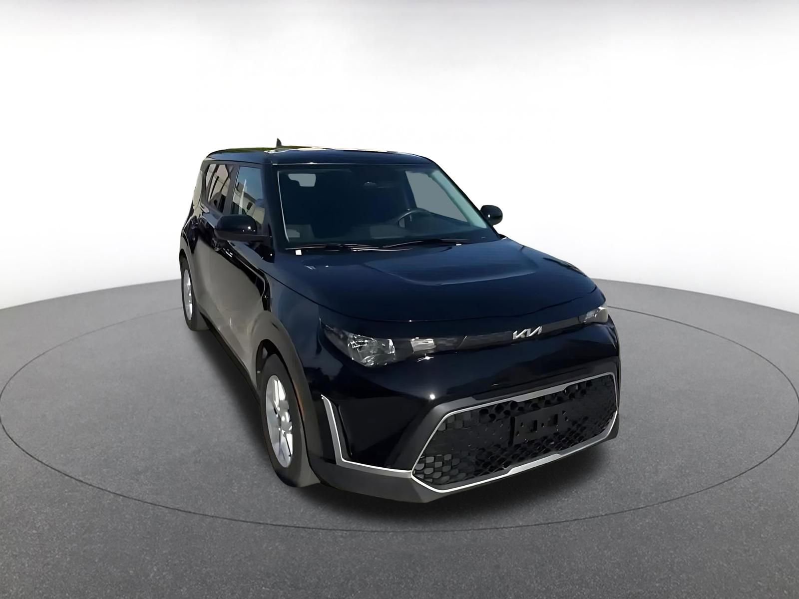Used 2025 Kia Soul LX w/ LX Technology Package FWD image 3