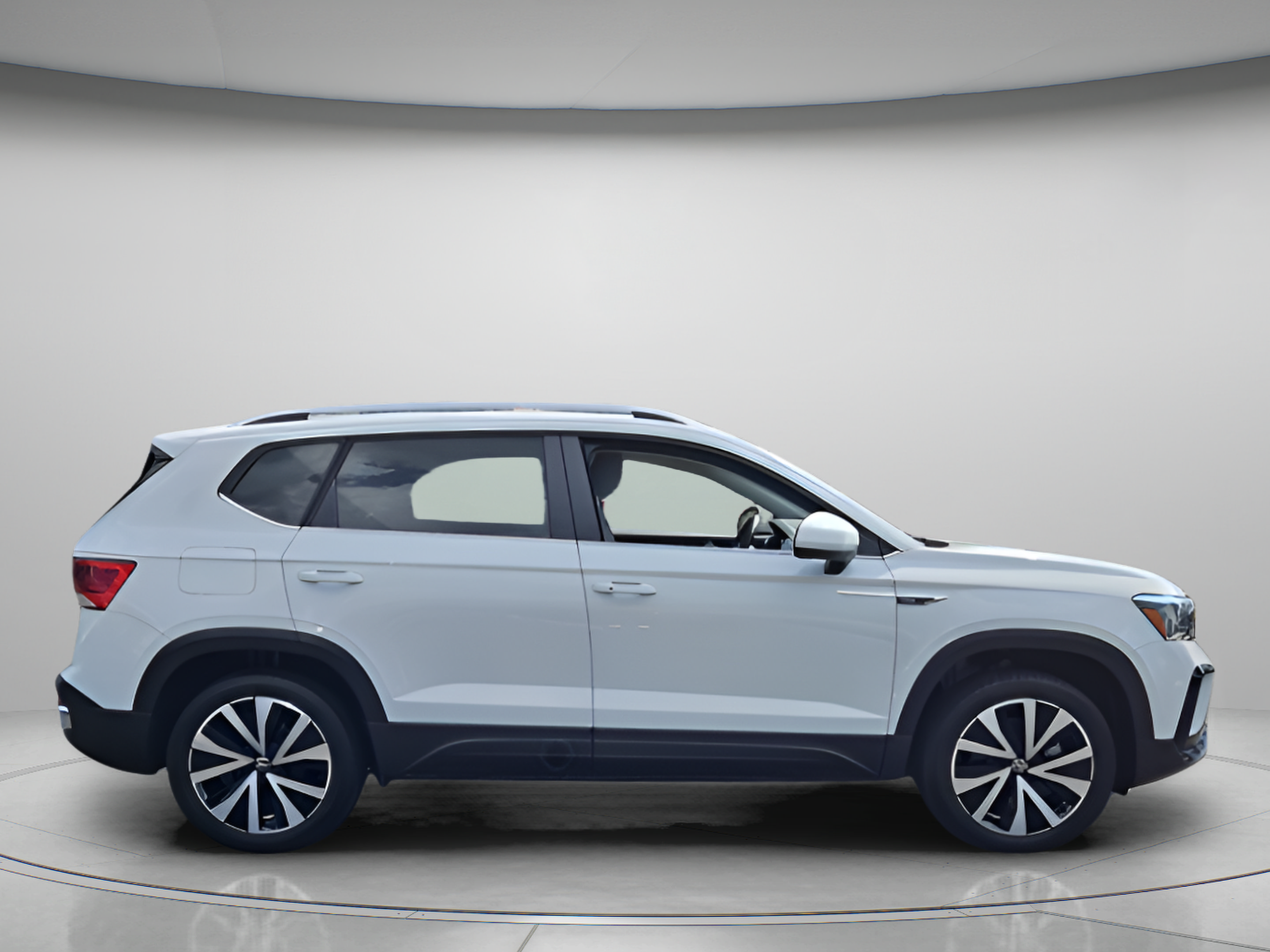 Used 2023 Volkswagen Taos SE w/ Panoramic Sunroof Package FWD image 6