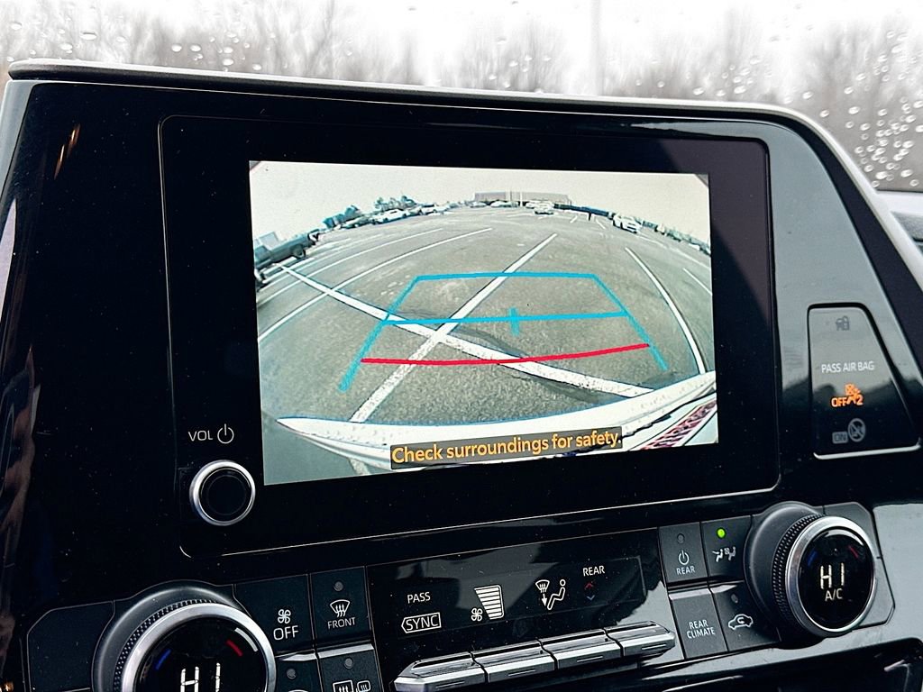 Used 2024 Toyota Highlander LE AWD/4WD image 19