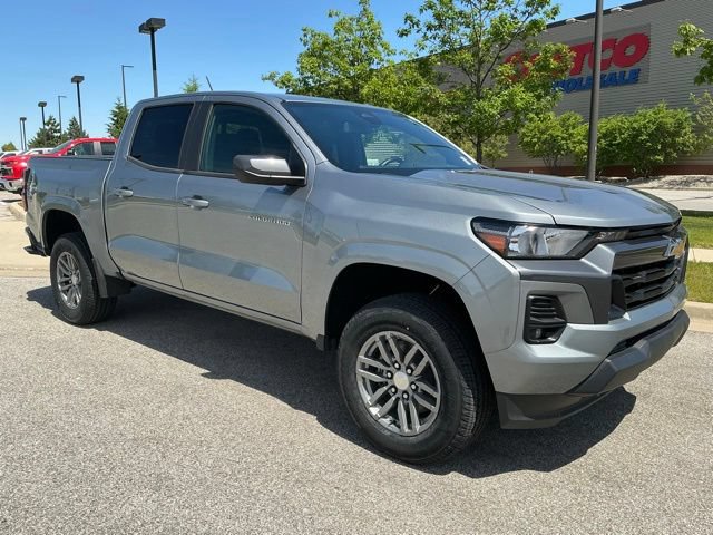 Used 2024 Chevrolet Colorado LT w/ LT Convenience Package II AWD/4WD image 2