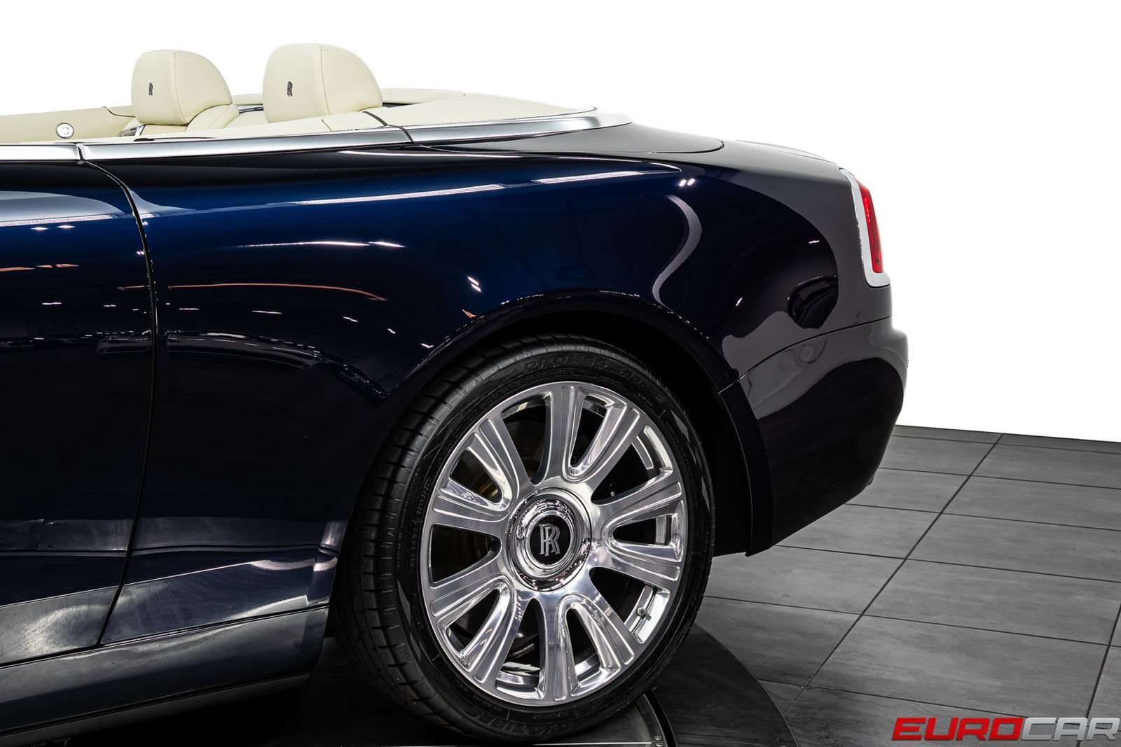 Used 2017 Rolls-Royce Dawn RWD image 17