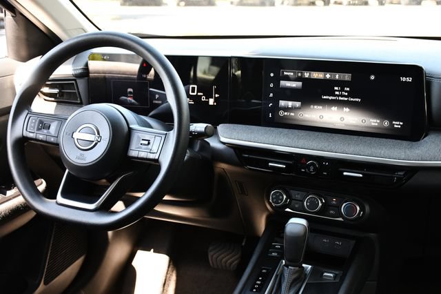 Used 2025 Nissan Kicks SV FWD image 2