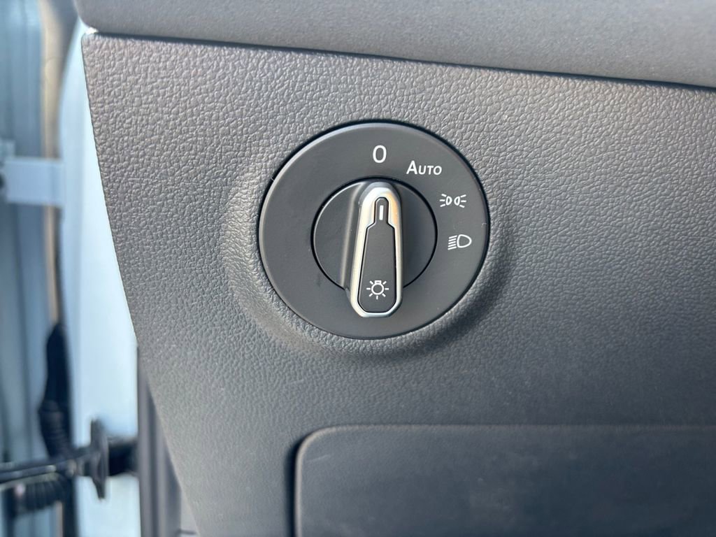 Used 2025 Volkswagen Taos SE image 17