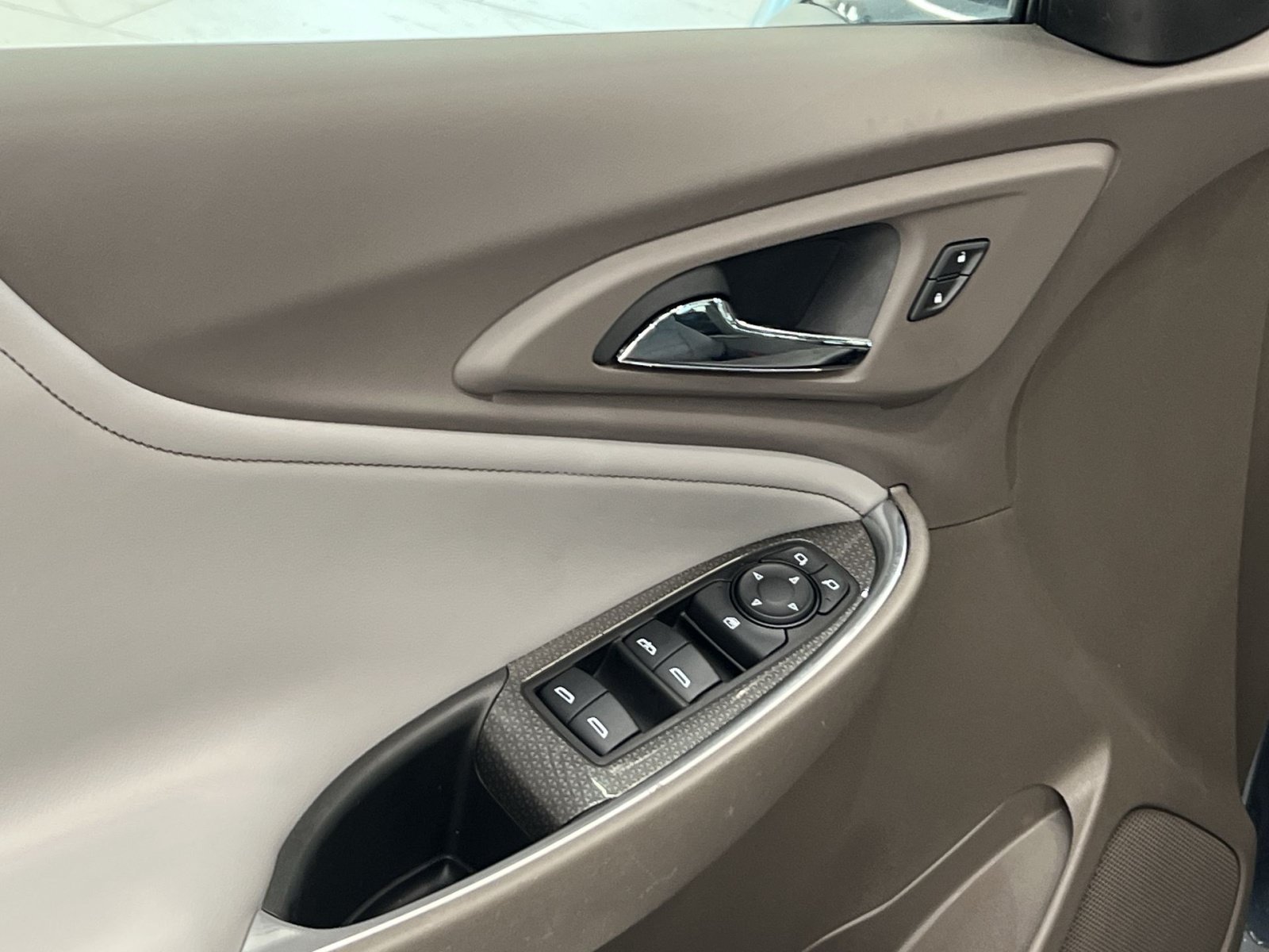 Used 2019 Chevrolet Malibu Hybrid w/ Leather Package FWD image 14