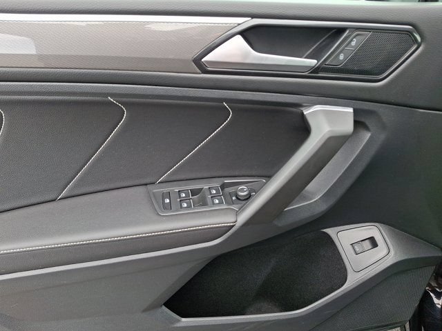 Certified 2022 Volkswagen Tiguan SE R-Line AWD/4WD image 16