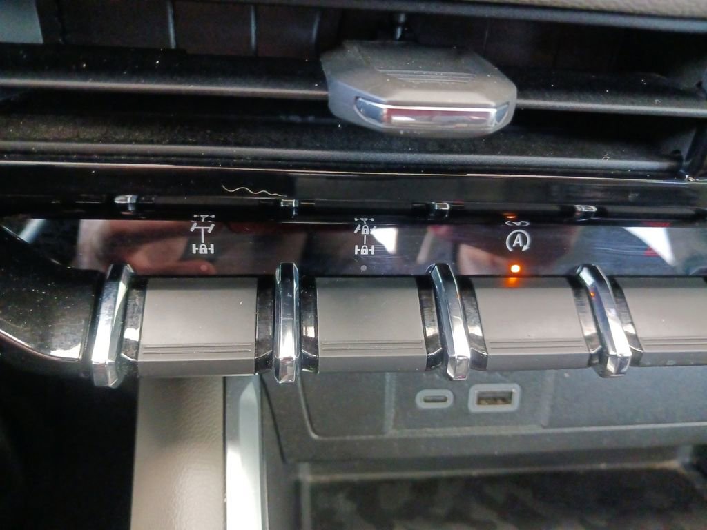 Used 2024 Chevrolet Colorado ZR2 w/ Technology Package image 30