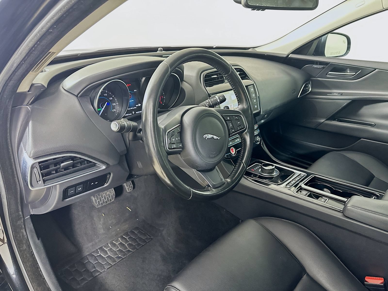 Used 2018 Jaguar XE Premium AWD/4WD image 30