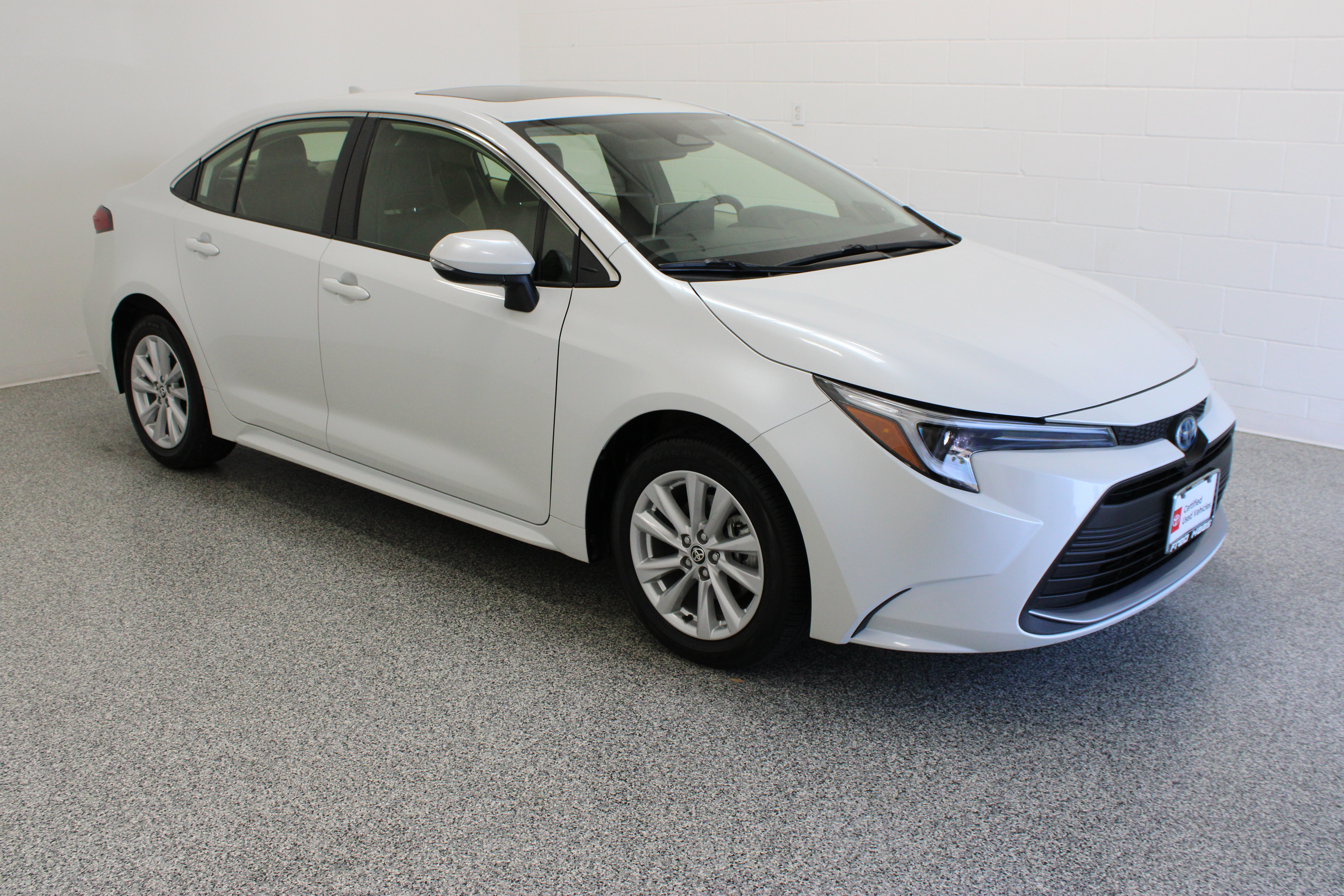 Used 2025 Toyota Corolla XLE FWD image 4