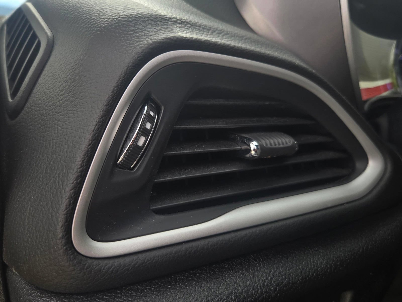 Used 2025 Chrysler Pacifica Select FWD image 19