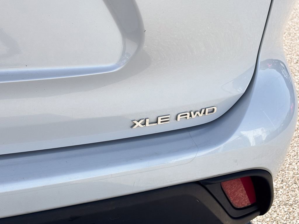 Used 2022 Toyota Highlander XLE AWD/4WD image 14