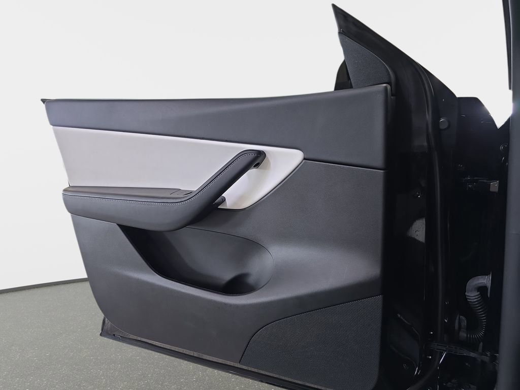 Used 2022 Tesla Model Y Long Range image 27