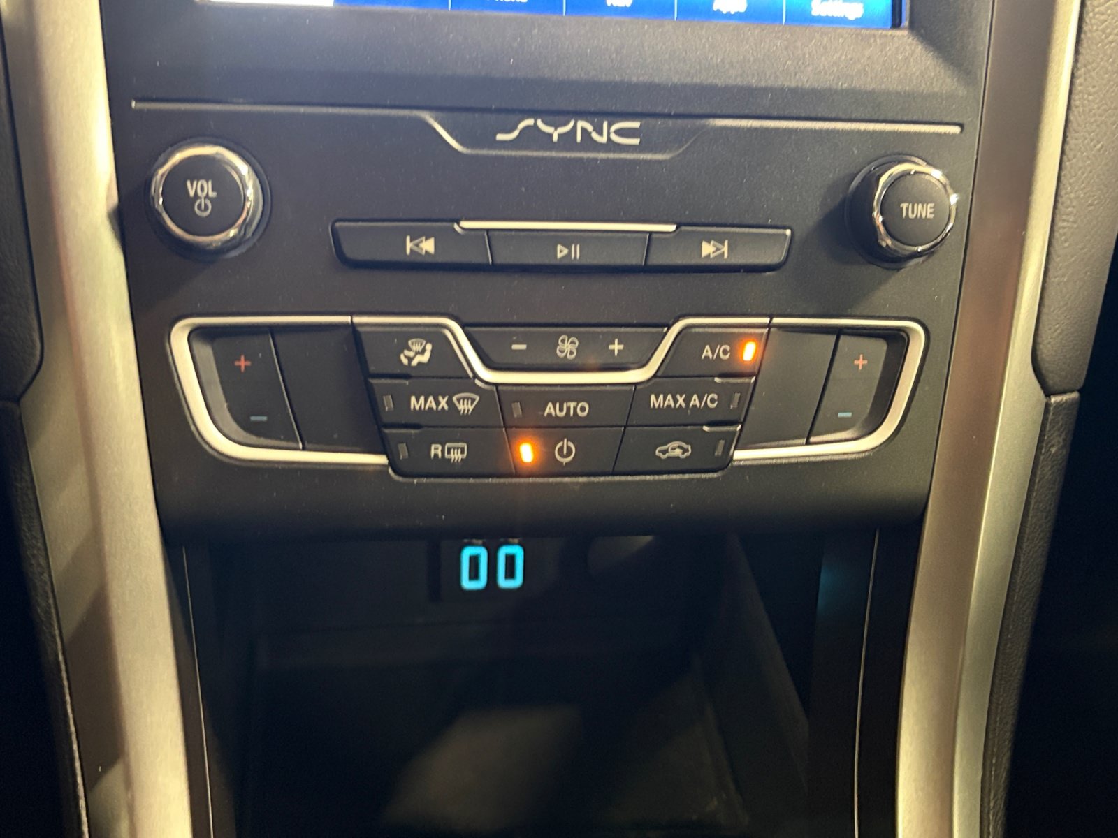 Used 2020 Ford Fusion SE FWD image 26