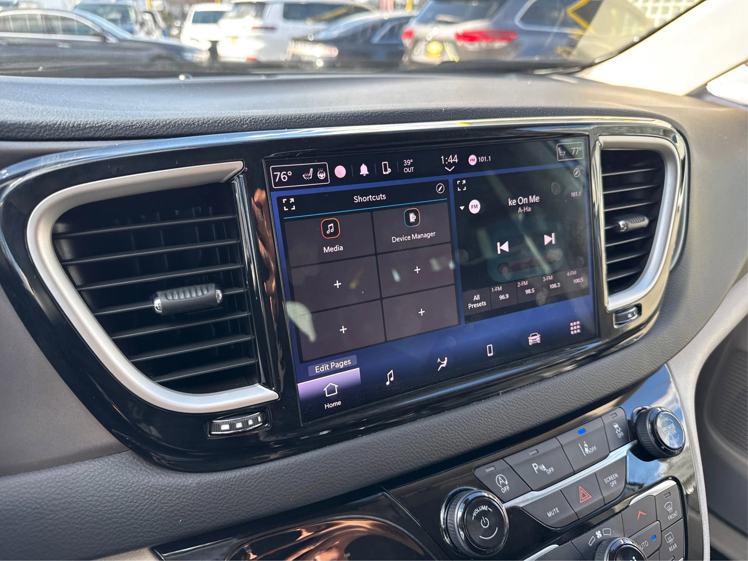 Used 2022 Chrysler Pacifica Touring-L image 13