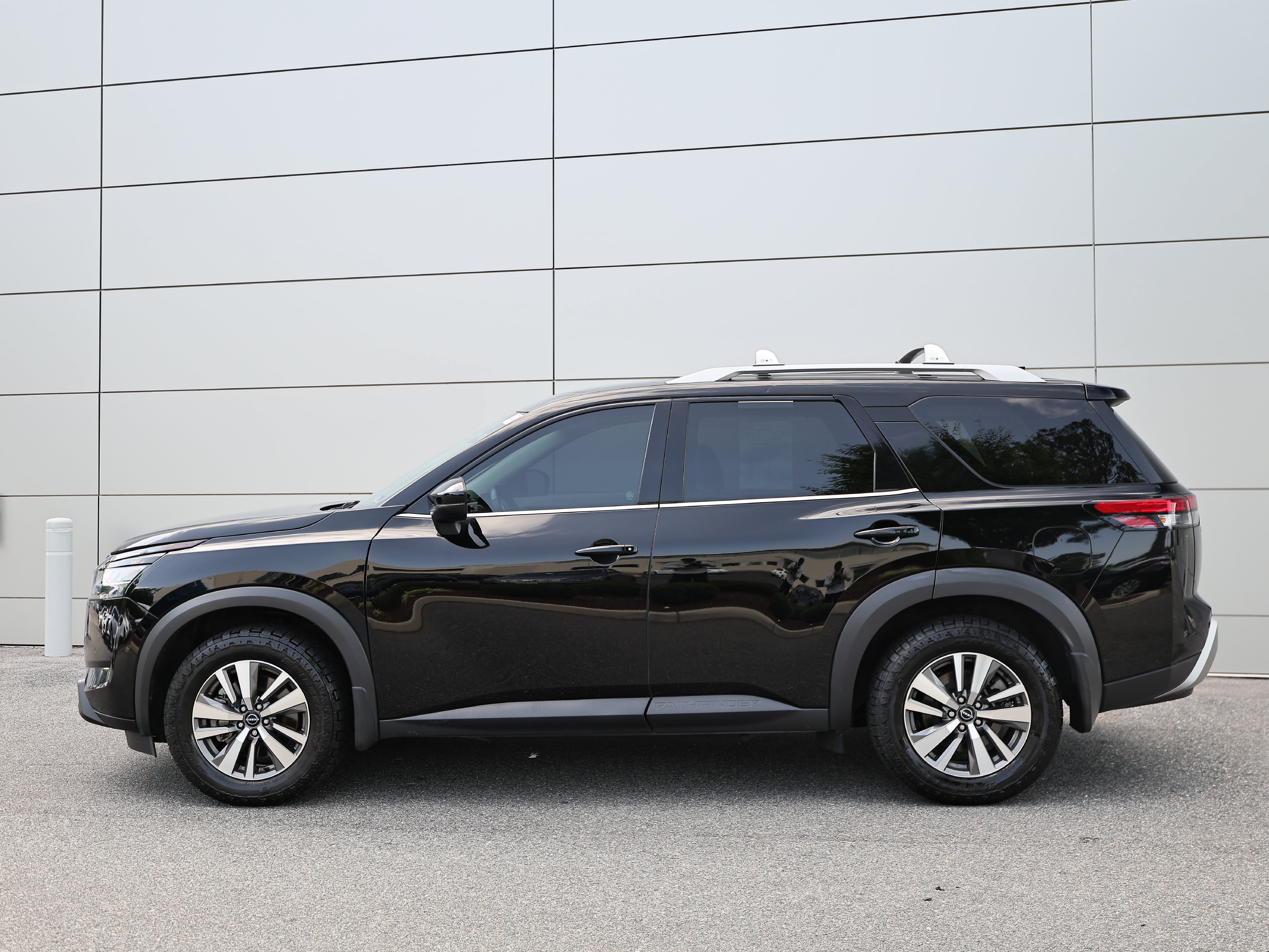 Used 2023 Nissan Pathfinder SL w/ Black Appearance Package AWD/4WD image 5