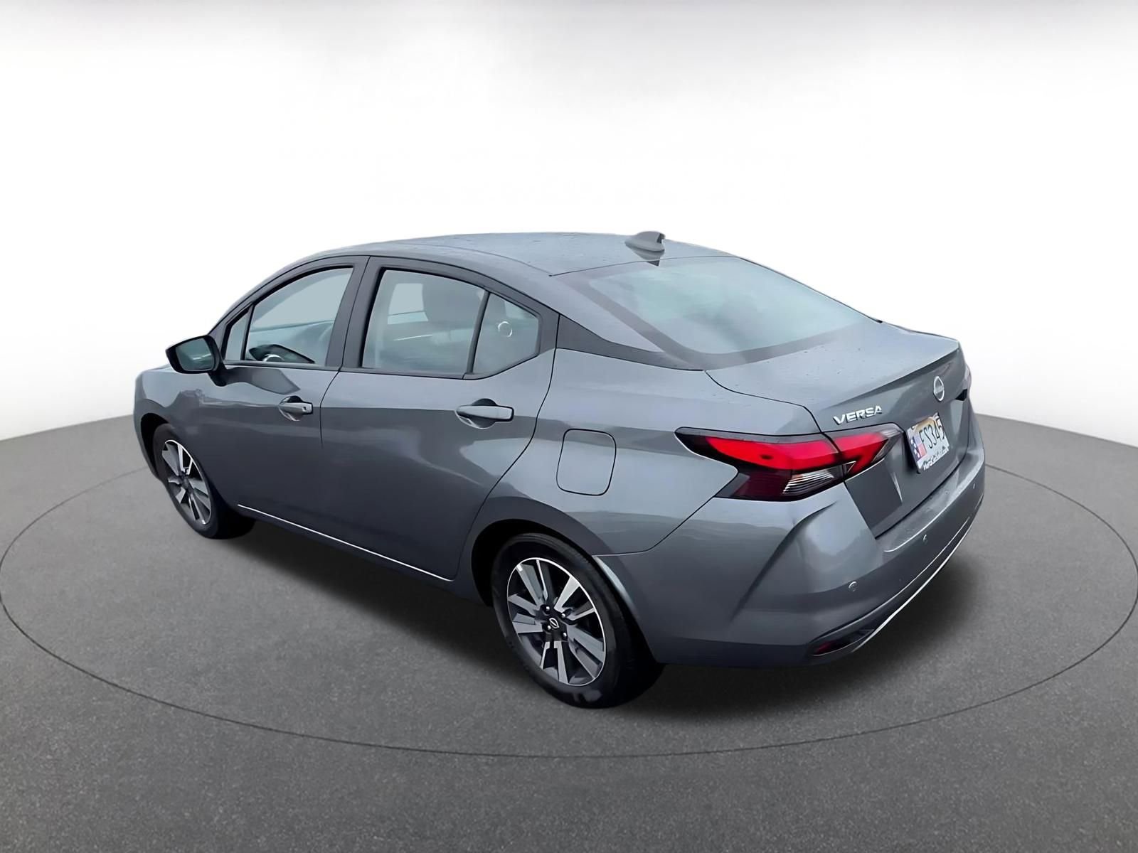 Used 2025 Nissan Versa SV image 9