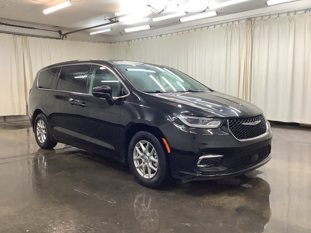 Used 2024 Chrysler Pacifica Touring-L image 4