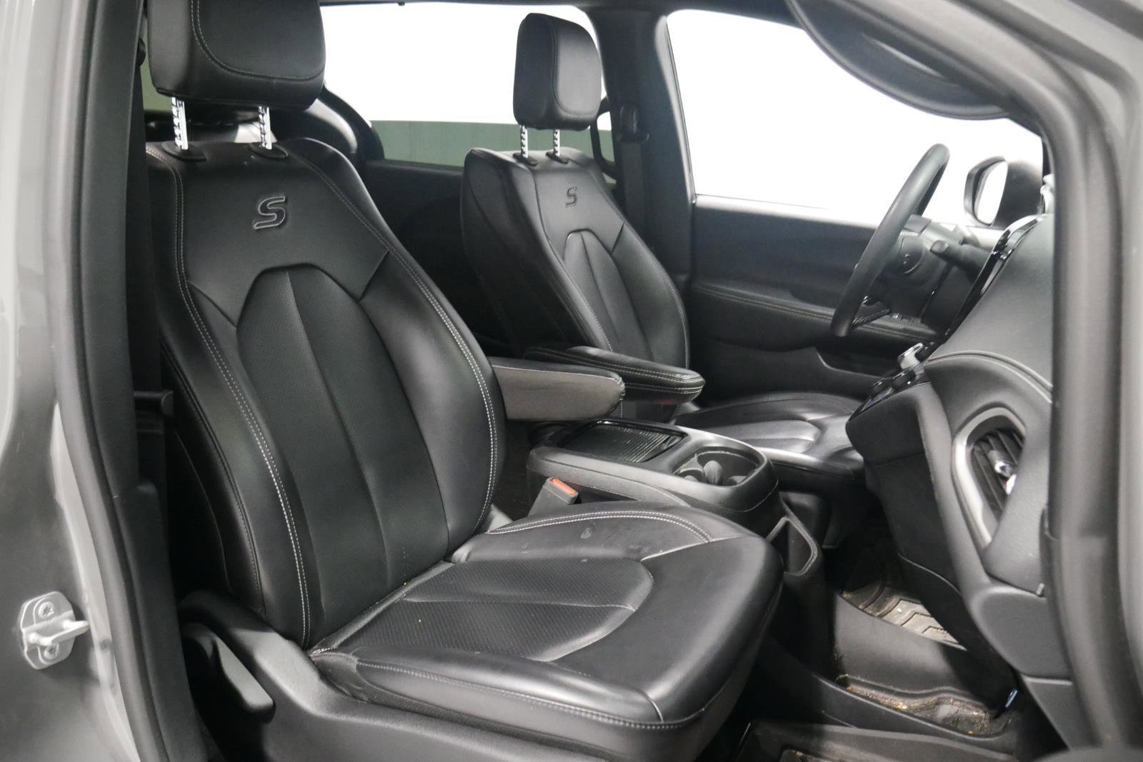 Used 2023 Chrysler Pacifica Touring-L w/ S Appearance Package image 16