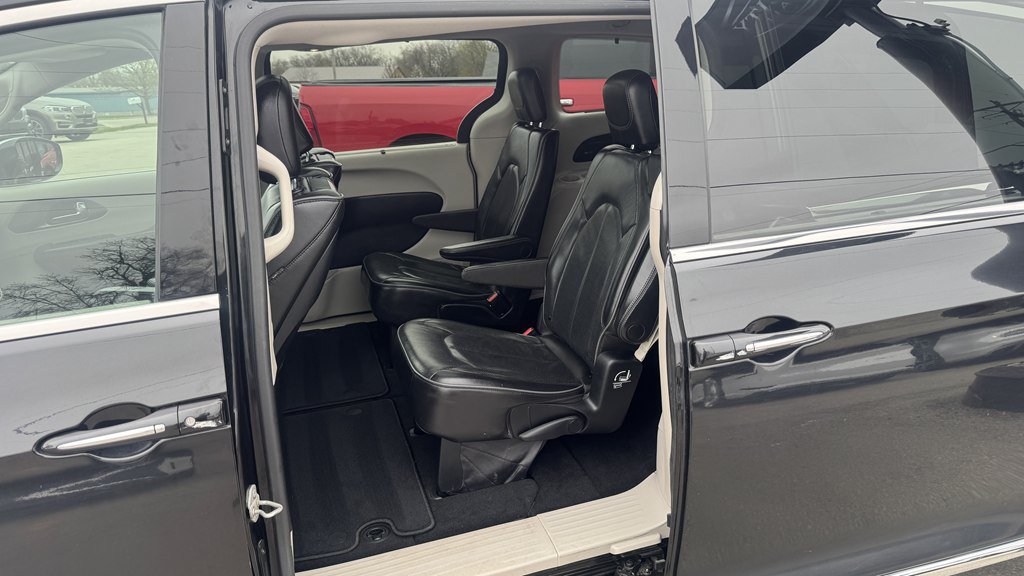Used 2019 Chrysler Pacifica Limited w/ Tire & Wheel Group FWD image 21