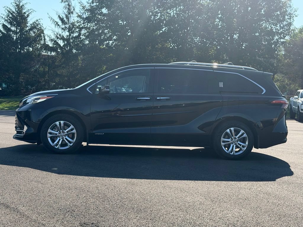 Used 2021 Toyota Sienna Platinum AWD/4WD image 3