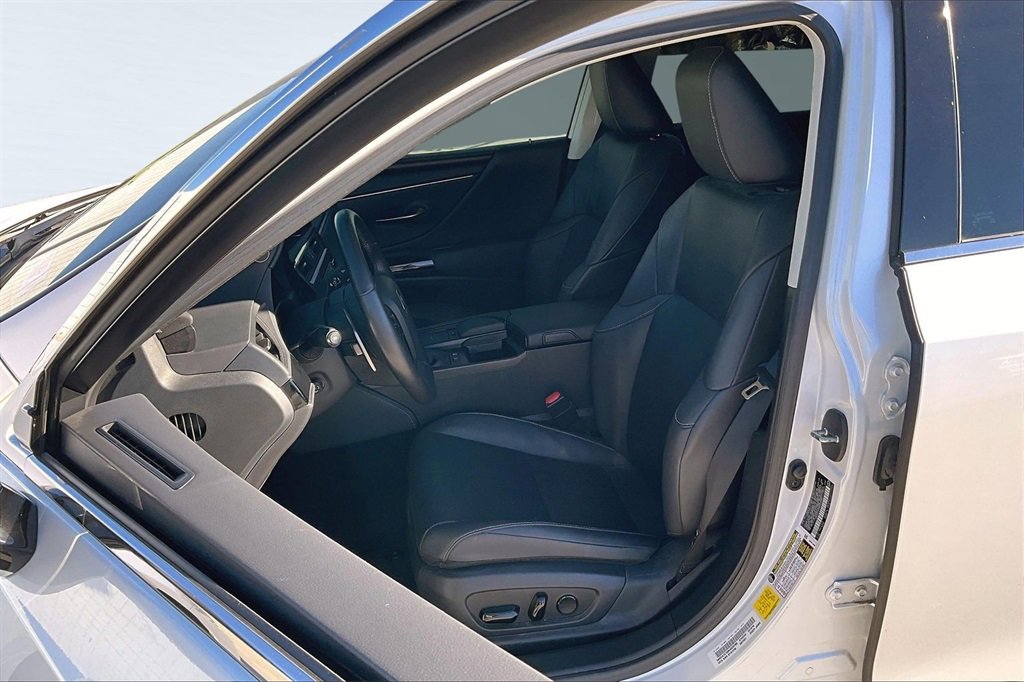 Used 2022 Lexus ES 300h w/ Premium Package image 26