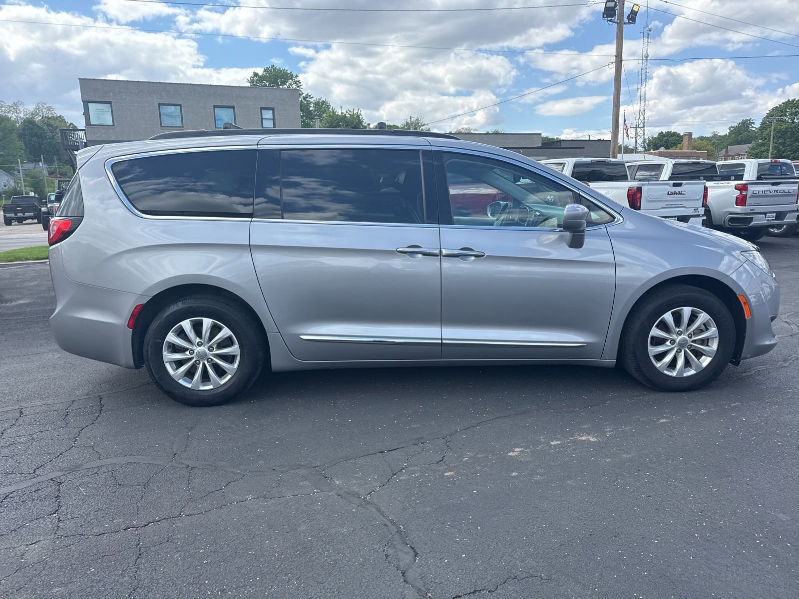 Used 2017 Chrysler Pacifica Touring-L FWD image 8