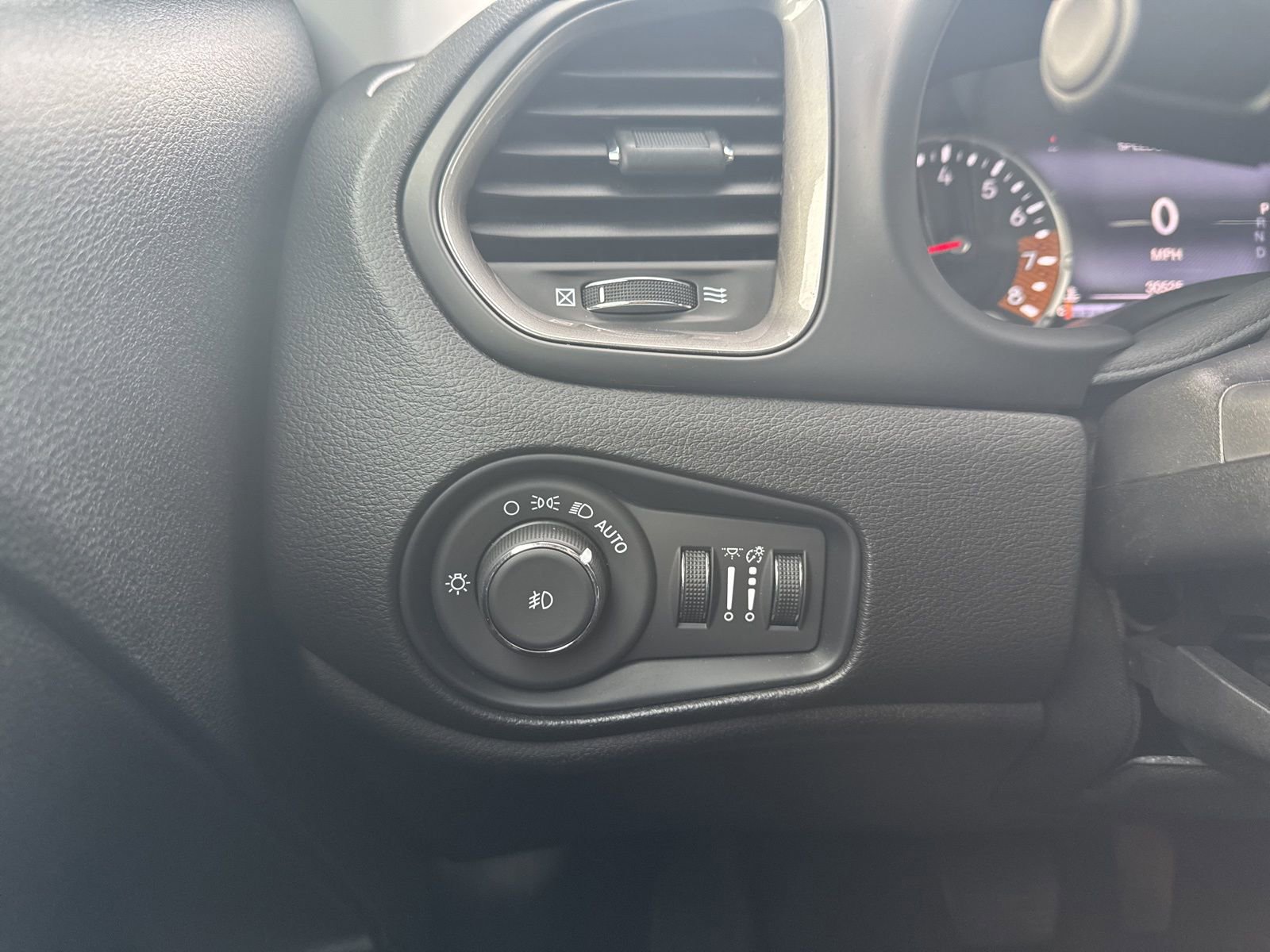 Used 2022 Jeep Renegade Limited image 24