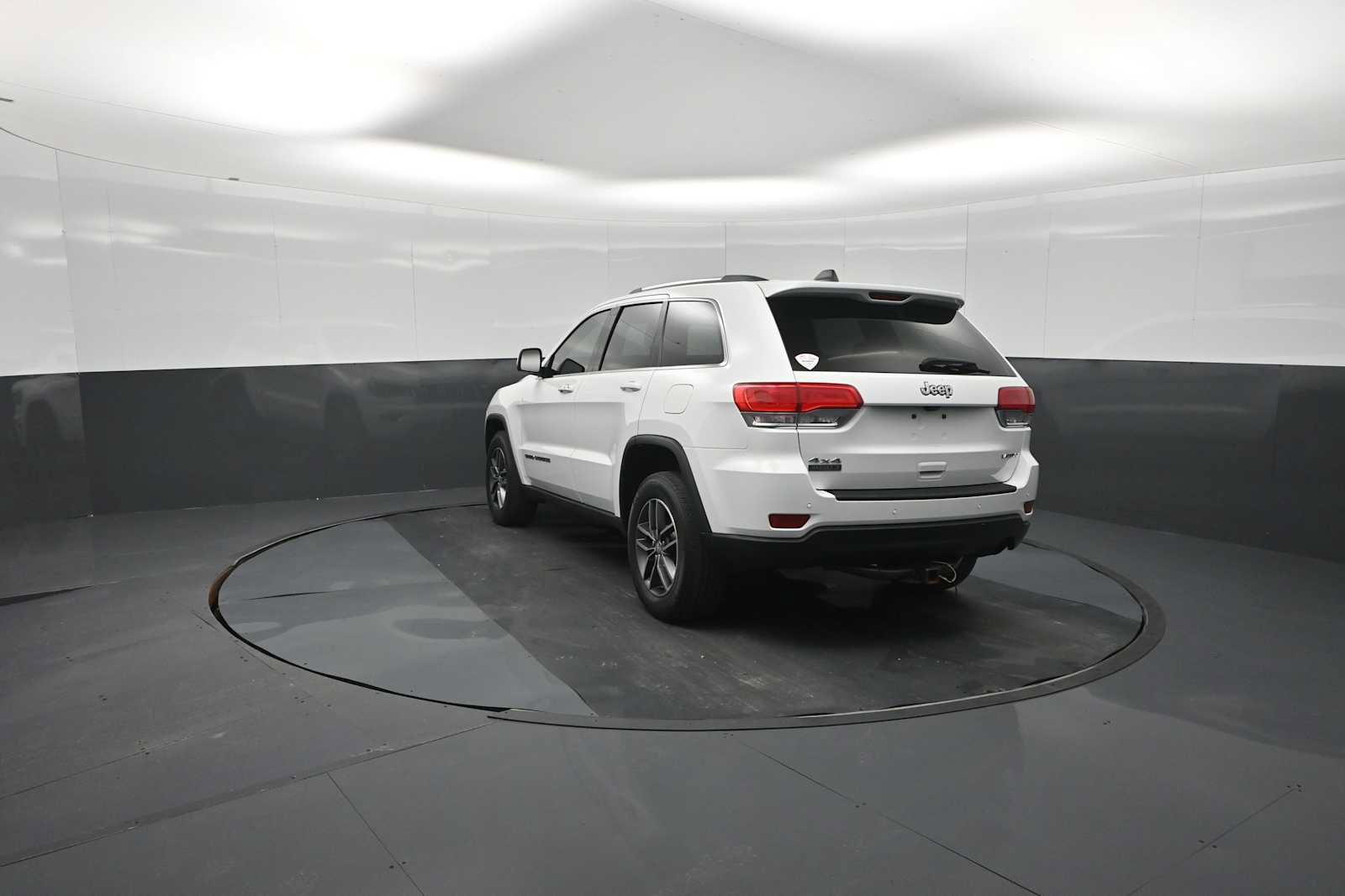 Used 2018 Jeep Grand Cherokee Laredo AWD/4WD image 89