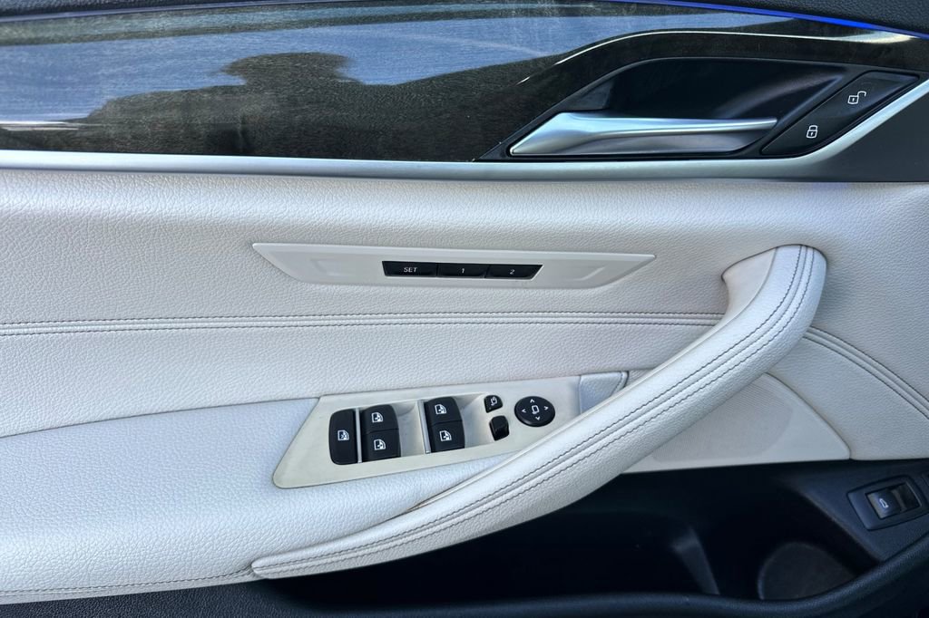 Used 2019 BMW 530e w/ M Sport Package image 10