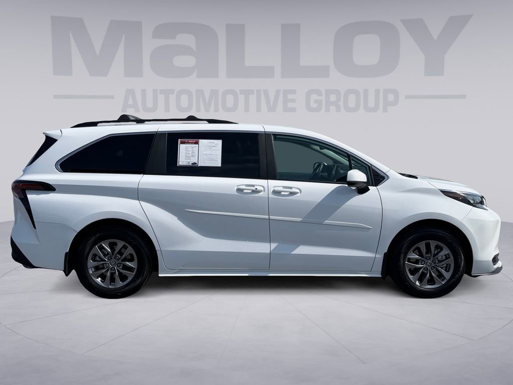 Used 2025 Toyota Sienna LE w/ LE Plus Package image 6